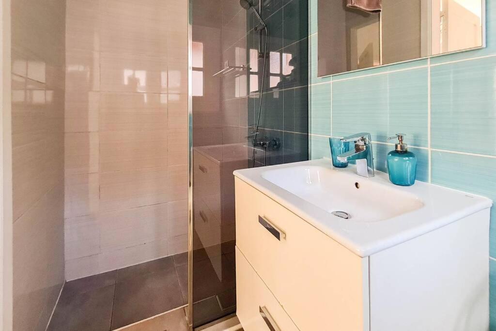 Stunning Sea View Villa With 6 Bedrooms & Heated Pool - Villa Renaissance 플라야블랑카 객실 사진