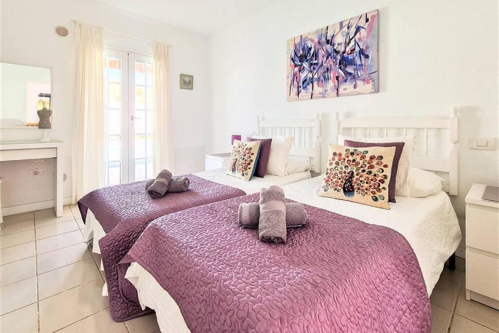 Stunning Sea View Villa With 6 Bedrooms & Heated Pool - Villa Renaissance 플라야블랑카 객실 사진
