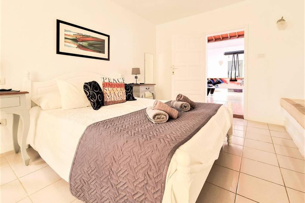 Stunning Sea View Villa With 6 Bedrooms & Heated Pool - Villa Renaissance 플라야블랑카 객실 사진
