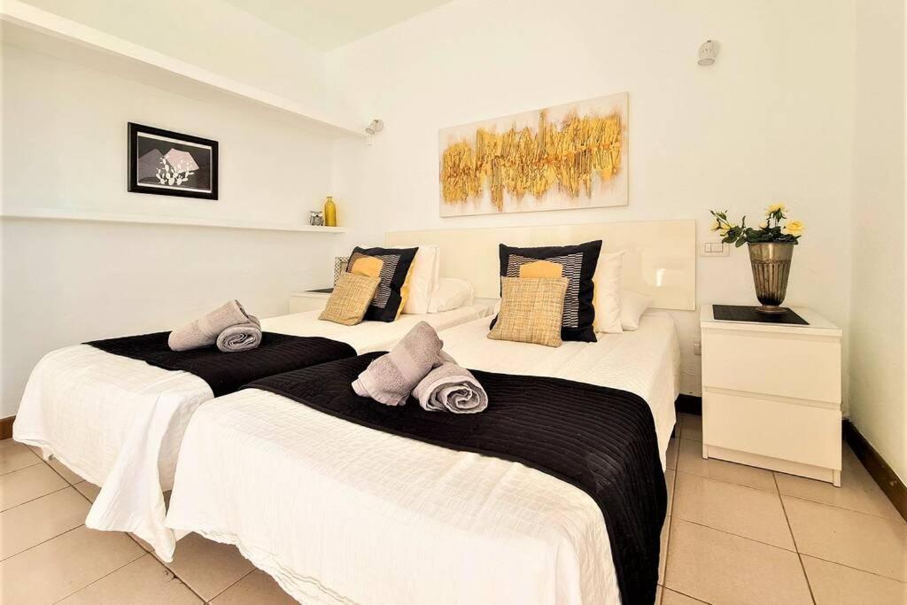 Stunning Sea View Villa With 6 Bedrooms & Heated Pool - Villa Renaissance 플라야블랑카 객실 사진