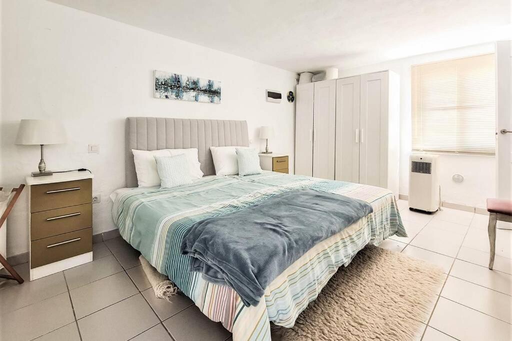 Stunning Sea View Villa With 6 Bedrooms & Heated Pool - Villa Renaissance 플라야블랑카 객실 사진